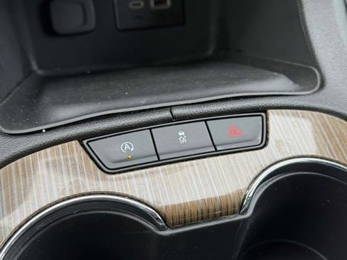 Certified 2023 GMC Acadia SLE w/ Driver Convenience Package image 4