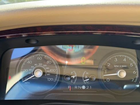 Used 2011 Lincoln Town Car Signature Limited RWD image 39