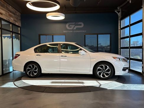 Used 2017 Honda Accord EX-L image 2
