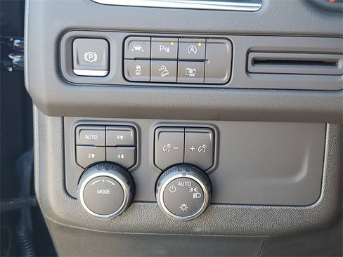 Used 2024 Chevrolet Suburban Z71 w/ Luxury Package image 20