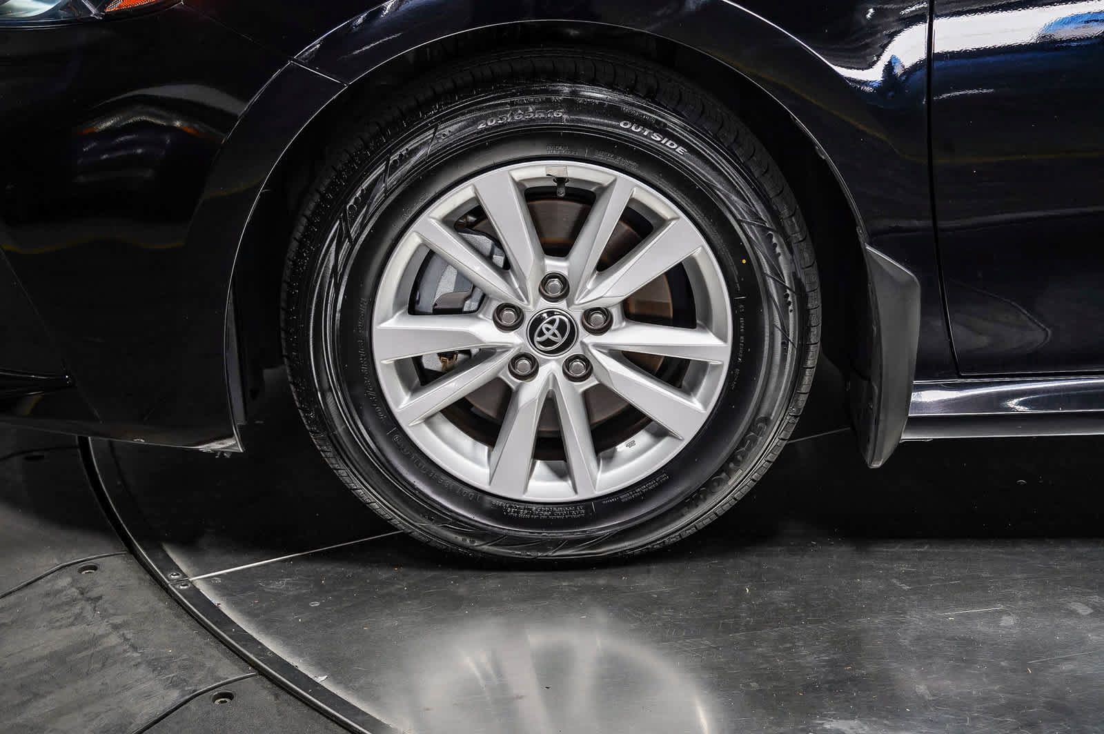 Used 2025 Toyota Camry LE w/ Convenience Package FWD image 9