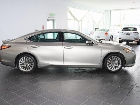 Used 2021 Lexus ES 300h w/ Luxury Package image 6