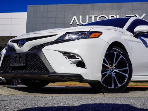 Used 2020 Toyota Camry SE image 2