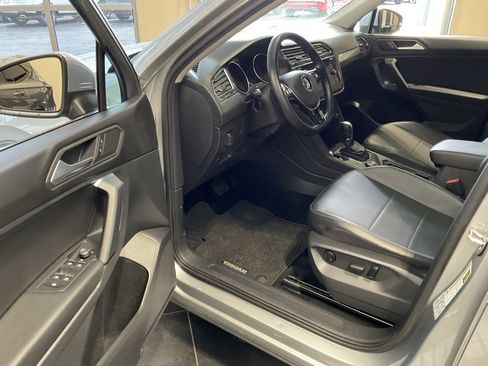Used 2019 Volkswagen Tiguan SE w/ Panoramic Sunroof Package image 9