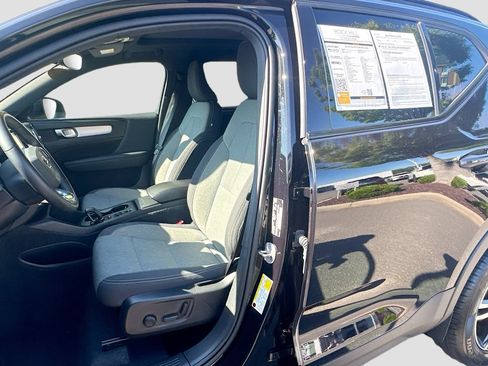 Used 2024 Volvo XC40 B5 Core AWD/4WD image 23