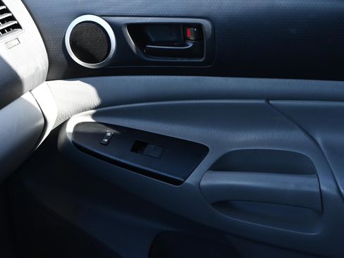 Used 2014 Toyota Tacoma PreRunner w/ SR5 Package image 31