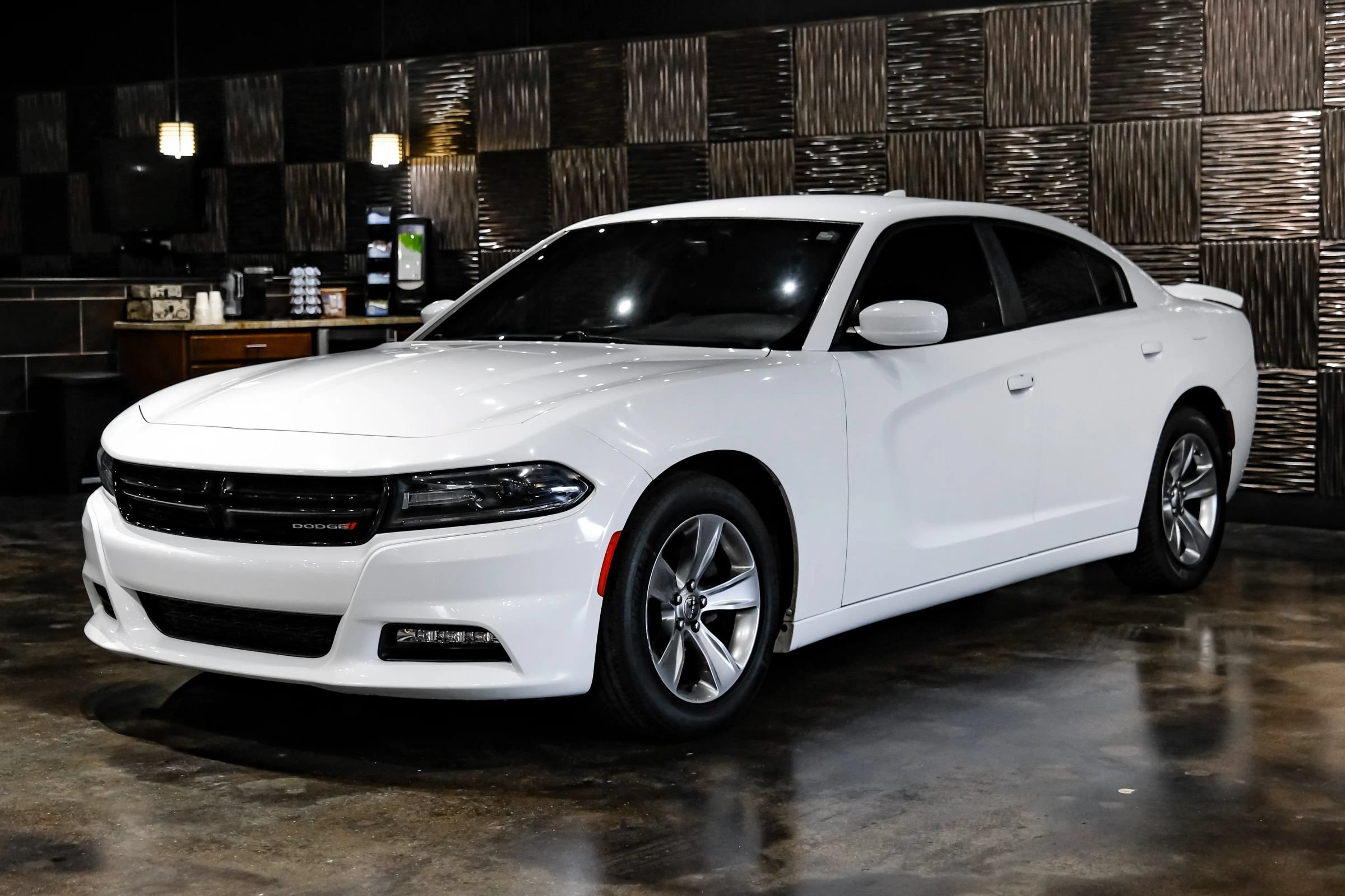 Used 2016 Dodge Charger SXT w/ Navigation & Travel Group RWD image 6