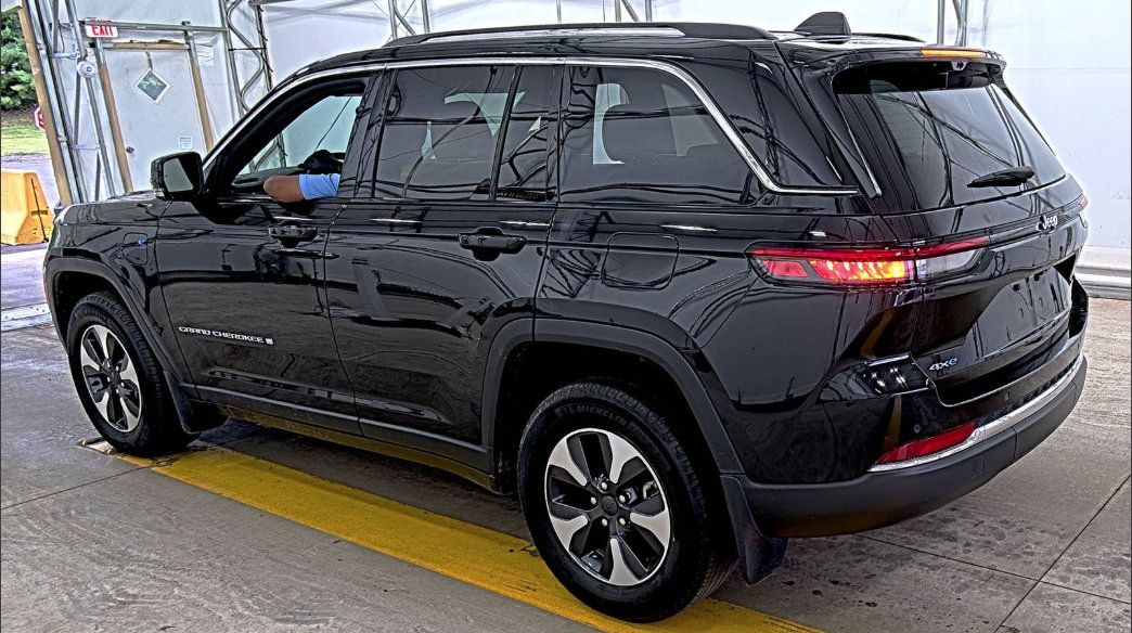 Used 2023 Jeep Grand Cherokee 4WD 4xe w/ Luxury Tech Group II image 3