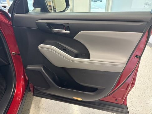 Used 2022 Toyota Highlander XLE image 43