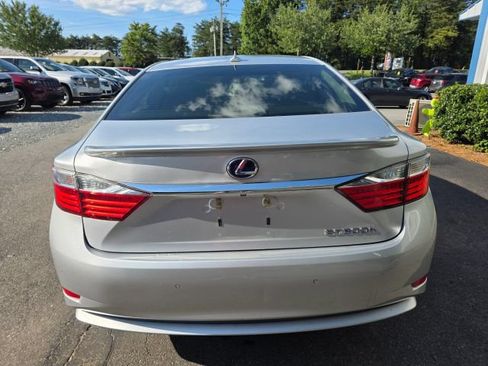 Used 2014 Lexus ES 300h w/ Luxury Package w/Bamboo Trim FWD image 6
