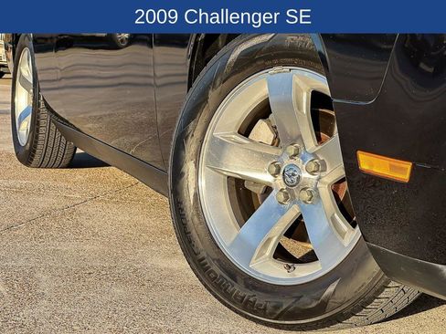 Used 2009 Dodge Challenger SE image 2