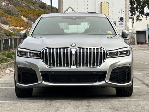 Used 2022 BMW 740i w/ M Sport Package image 10