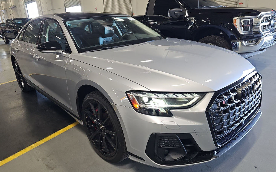 Used 2022 Audi S8 AWD/4WD image 3