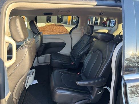 Used 2024 Chrysler Pacifica Touring-L image 10
