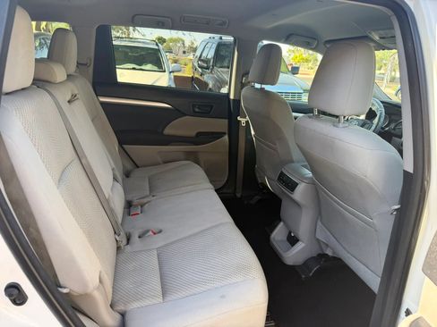 Used 2015 Toyota Highlander LE FWD image 13
