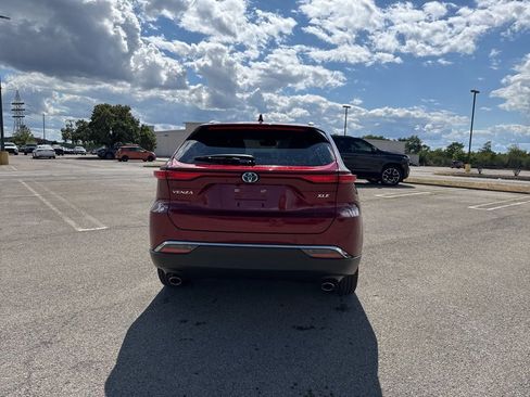 Used 2023 Toyota Venza XLE image 10