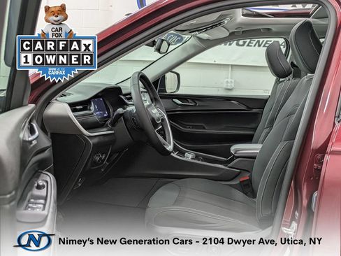 Used 2024 Jeep Grand Cherokee Laredo X AWD/4WD image 3