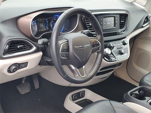 Used 2017 Chrysler Pacifica Touring-L image 17
