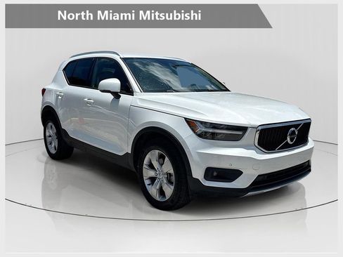 Used 2021 Volvo XC40 T4 Momentum w/ Premium Package FWD image 1
