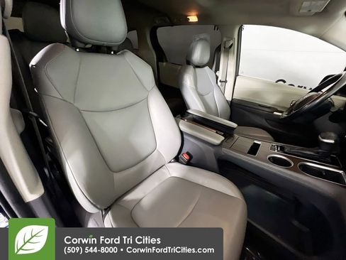 Used 2021 Toyota Sienna XLE image 18