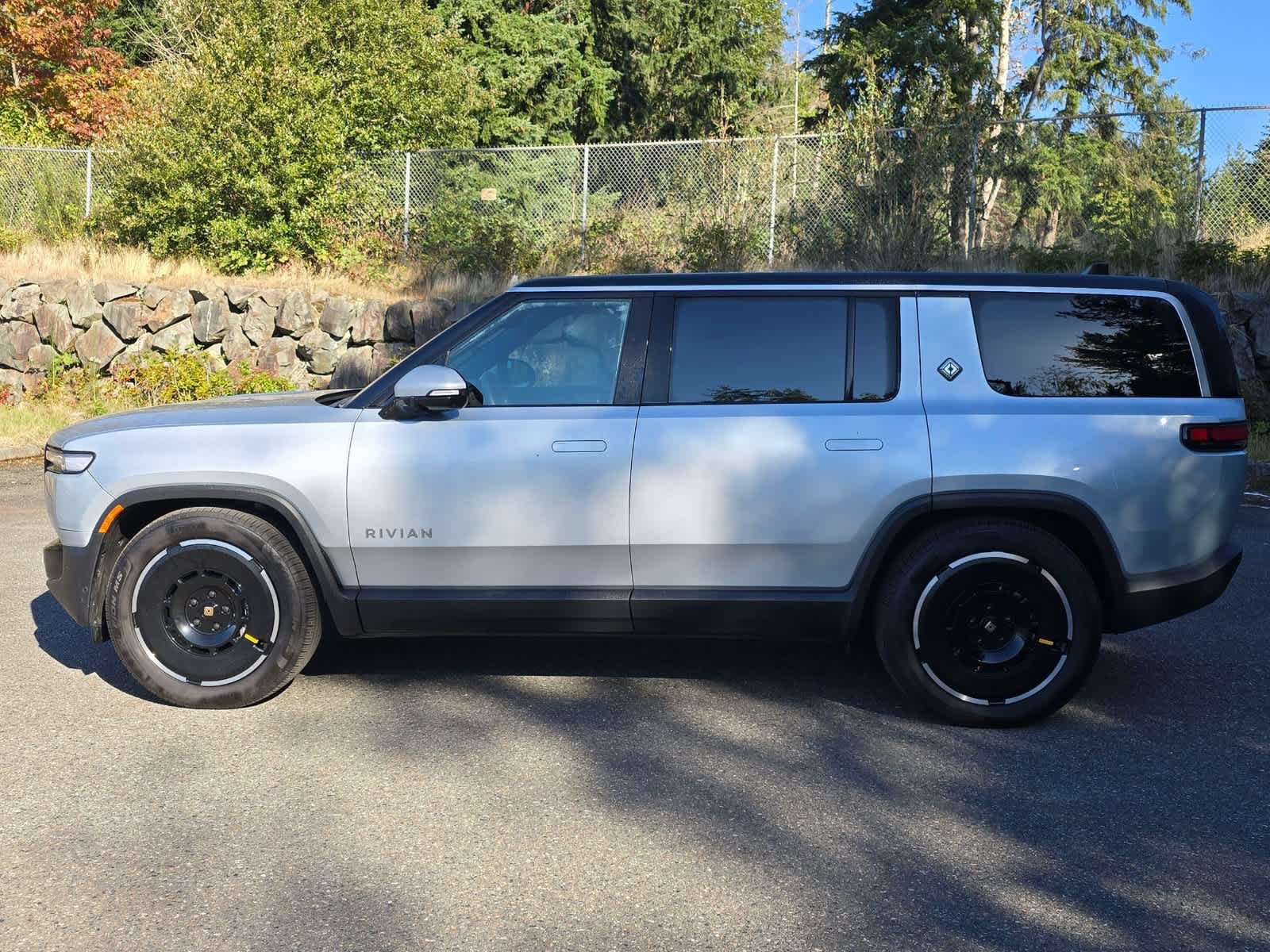 Used 2025 Rivian R1S Adventure Dual AWD/4WD image 3