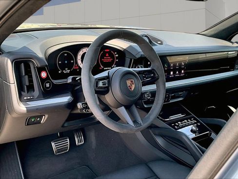 Certified 2026 Porsche Cayenne GTS AWD/4WD image 4