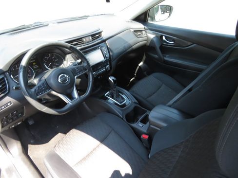 Used 2017 Nissan Rogue SV w/ SV Premium Package AWD/4WD image 11