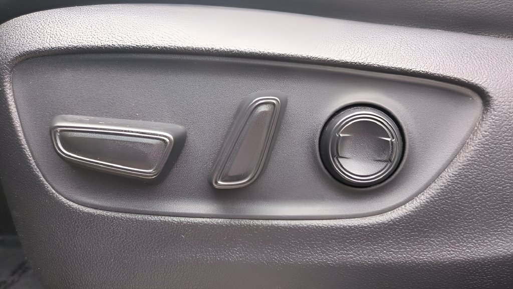 Used 2024 Toyota Highlander Limited FWD image 17