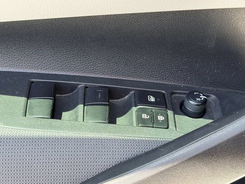 Used 2021 Toyota Corolla LE w/ Carpet Mat Package (TMS) FWD image 9
