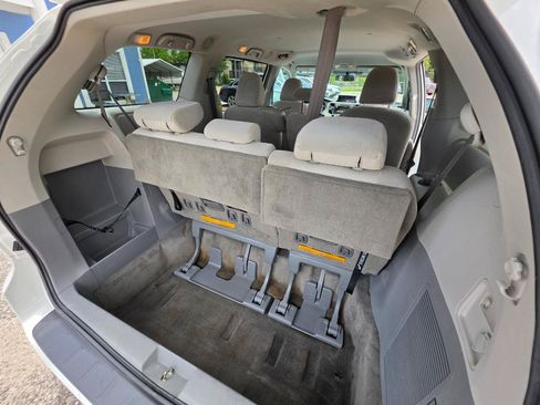 Used 2012 Toyota Sienna LE FWD image 23