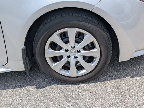 Used 2025 Toyota Corolla LE FWD image 11
