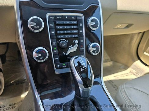 Used 2015 Volvo XC70 T5 Premier w/ Proximity Package FWD image 39