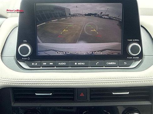 Used 2025 Nissan Rogue SV FWD image 25
