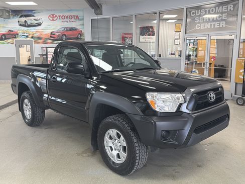 Used 2014 Toyota Tacoma 4x4 Regular Cab image 2