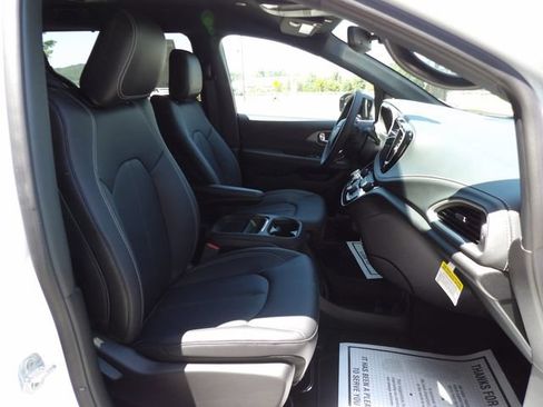 New 2027 Chrysler Pacifica Select FWD image 16