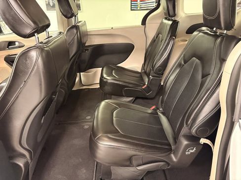 Used 2024 Chrysler Pacifica Touring-L FWD image 22