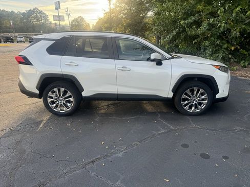 Used 2021 Toyota RAV4 XLE Premium image 8