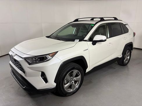 Used 2021 Toyota RAV4 XLE Premium AWD/4WD image 4