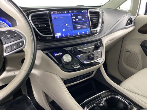 Used 2021 Chrysler Pacifica Limited w/ Uconnect Theater Family Group AWD/4WD image 28