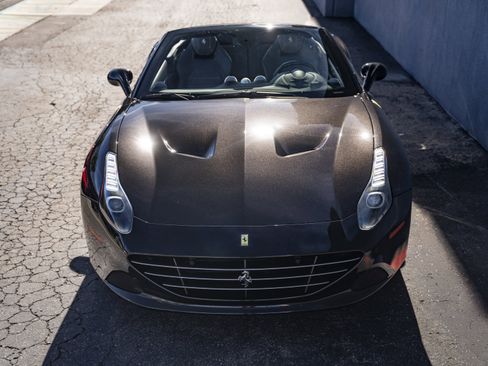 Used 2017 Ferrari California T image 8