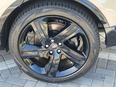 New 2025 Land Rover Discovery Metropolitan Edition image 12