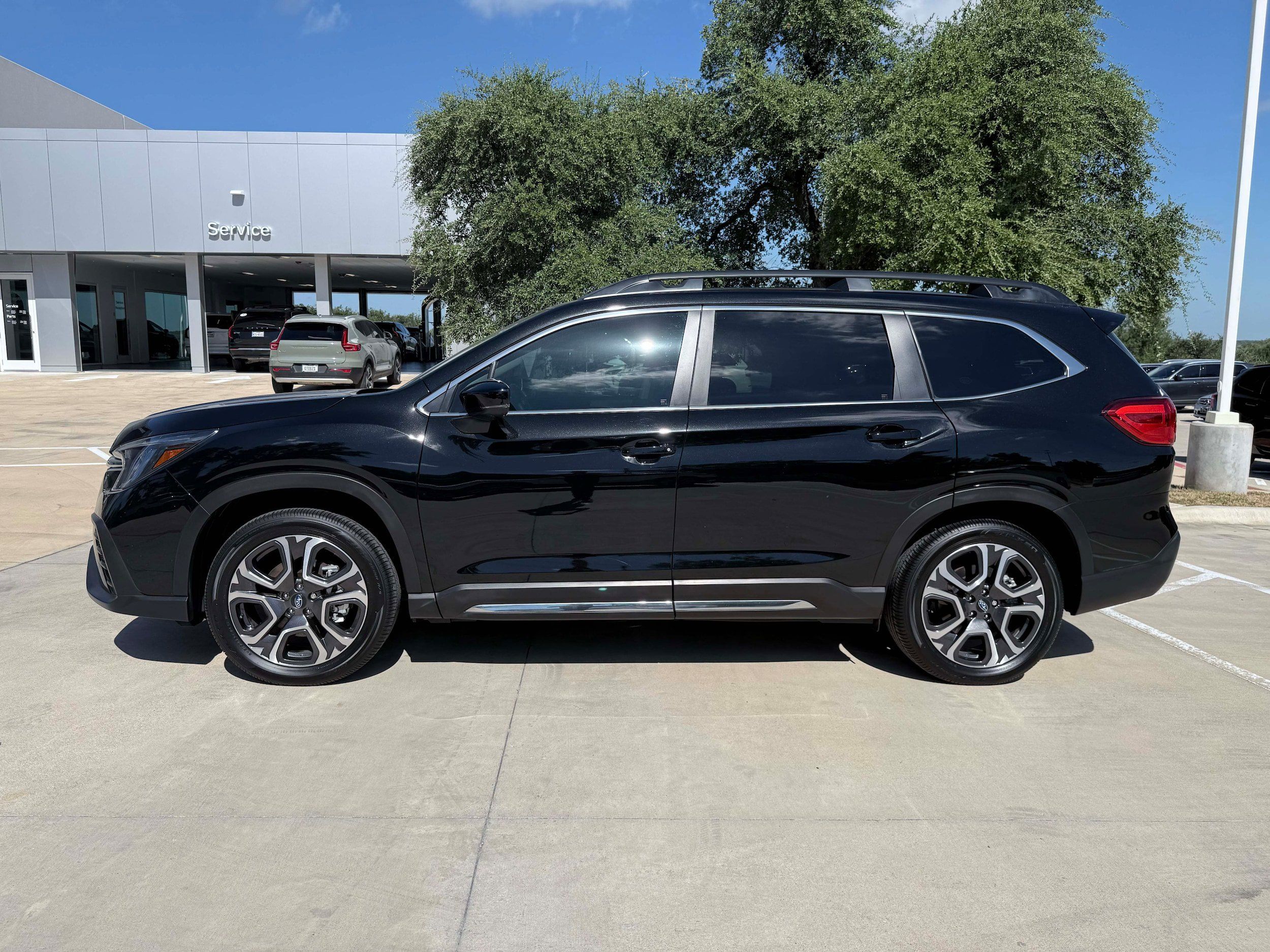 Used 2025 Subaru Ascent Limited AWD/4WD image 3