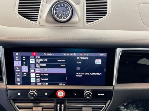 Used 2025 Porsche Macan image 16