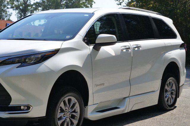 Used 2024 Toyota Sienna XLE w/ XLE Plus Package FWD image 54