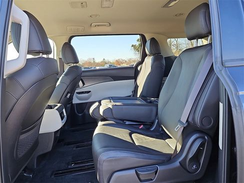 Certified 2023 Kia Carnival LX image 12