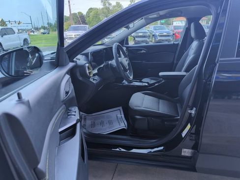 Used 2024 Chevrolet Trax LT w/ Driver Confidence Package FWD image 11