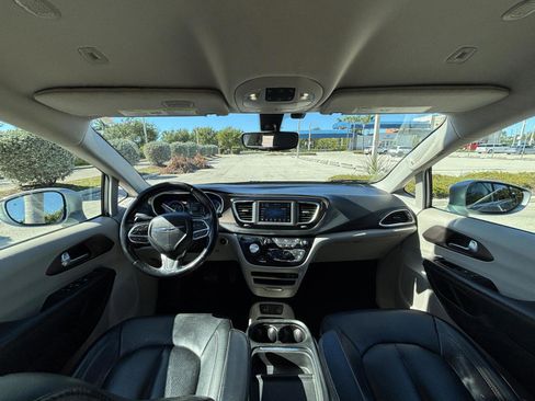 Used 2019 Chrysler Pacifica Touring-L image 9