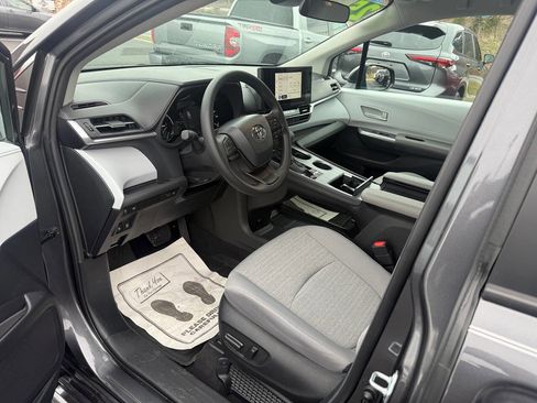 Used 2025 Toyota Sienna LE image 10