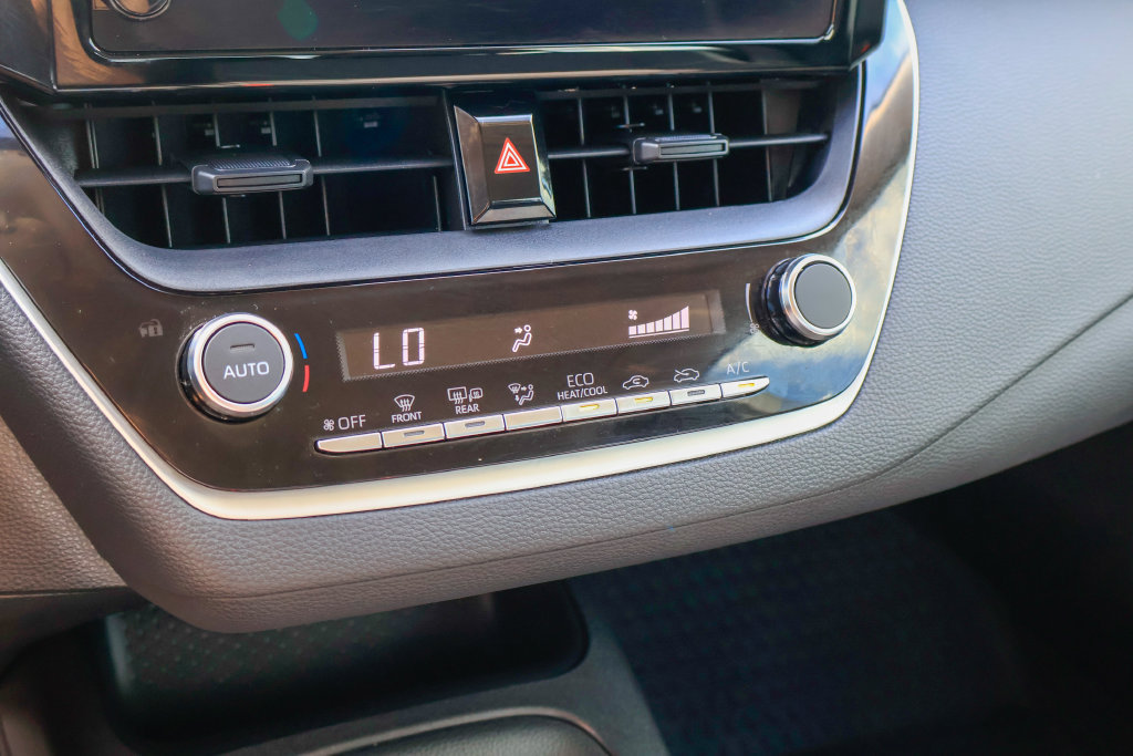 Used 2025 Toyota Corolla LE w/ Convenience Package FWD image 16