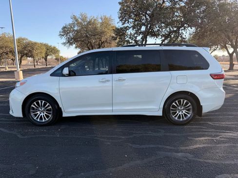Used 2020 Toyota Sienna XLE image 7